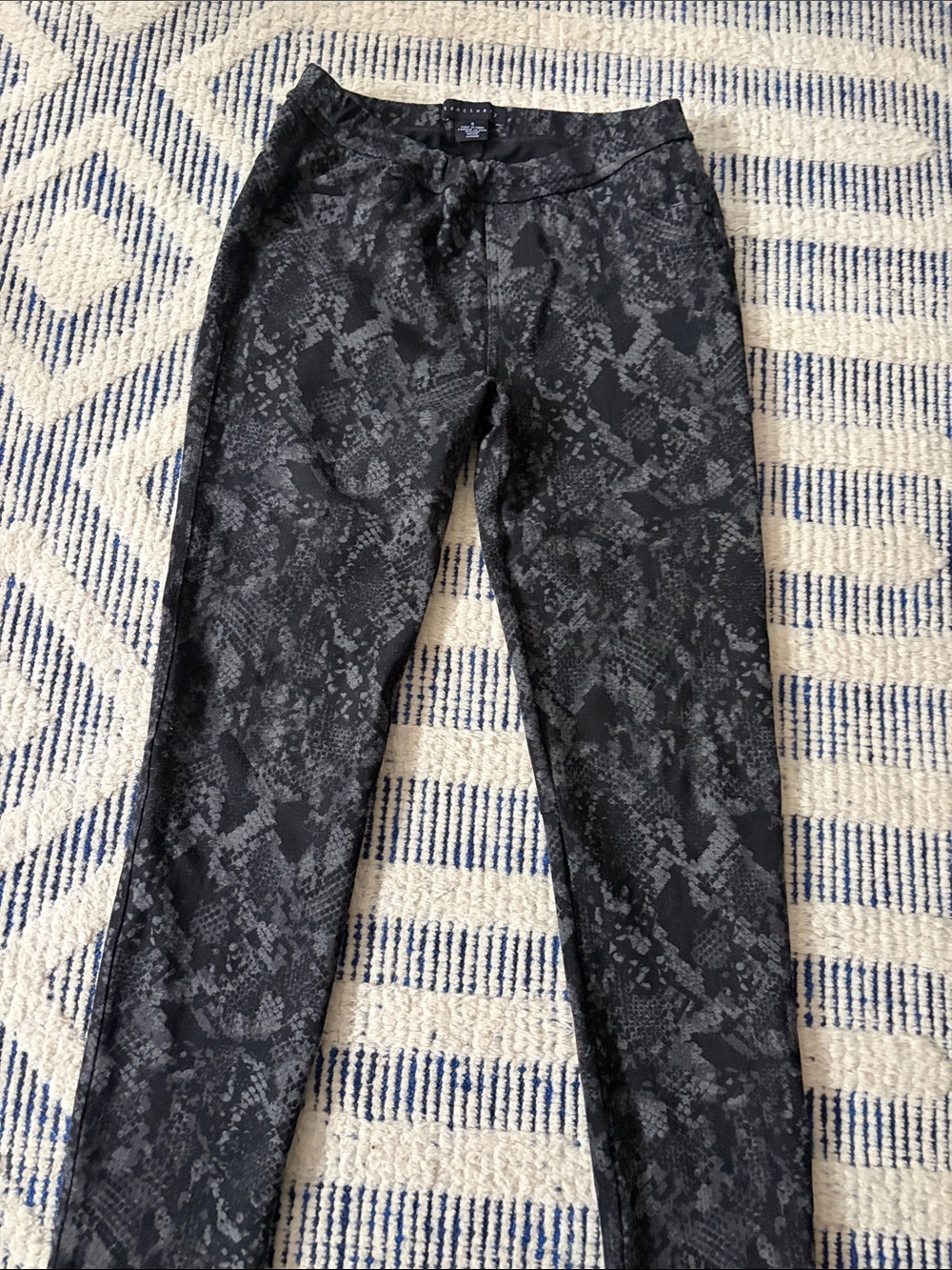 Sanctuary Women's Black Snake-Print Slim Pants size small - Picture 3 of 3